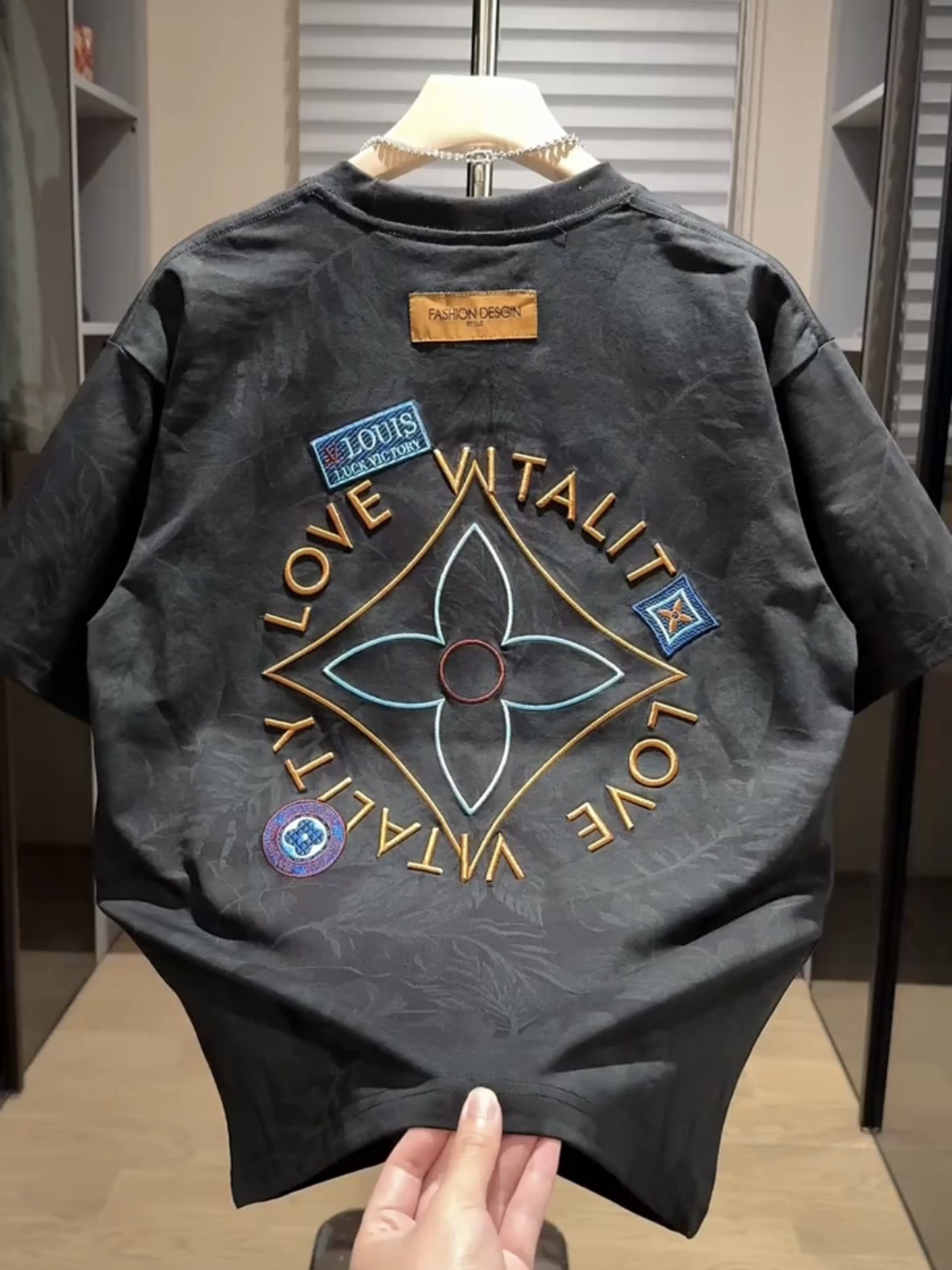 hot Free shipping Men T-Shirts Slim Fit 2026 Summer Old Flower Embroidery Round Neck Half Sleeve Light Luxury