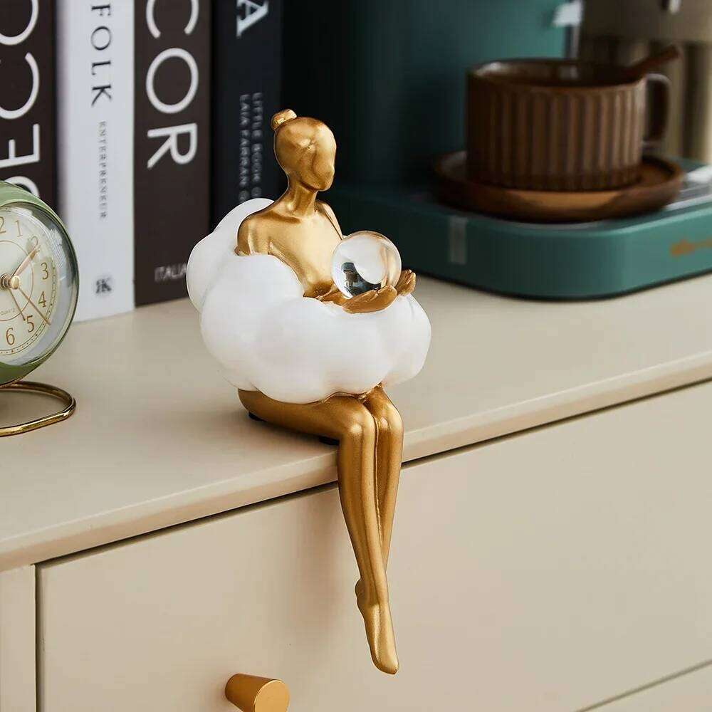 Nordic Design Statues Golden Sculptures and Statuettes Figurines for Interior Kawaii Room Office Accessories Wedding Decor S260204