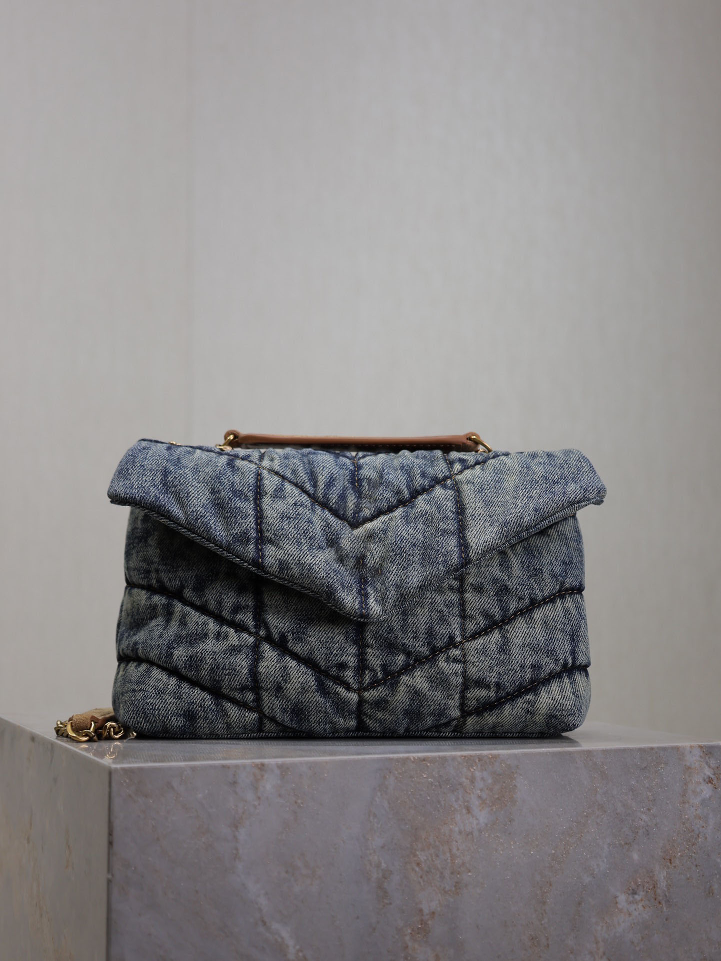 High-quality quilted bag with a mirror-like finish, featuring exquisite denim wash craftsmanship. Fashion bag, 10A handmade vintage denim, comes with box and dust bag.