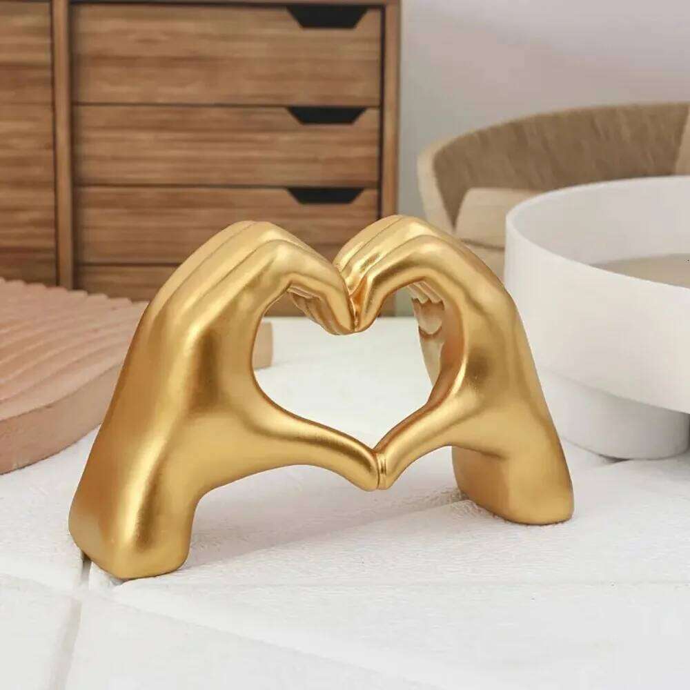 Creative Heart Statue Resin Abstract Hand Love Figurines Living Room Bedroom Modern Home Desktop Wedding Decoration S260204