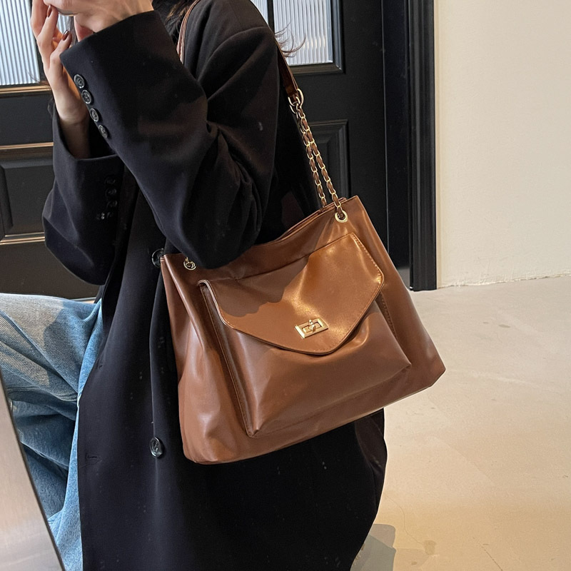 free shipping 2026 luxury Vintage Soft Leather Shoulder Bag Women Large Capacity Flap Lock Chain Strap Casual Tote Handbag