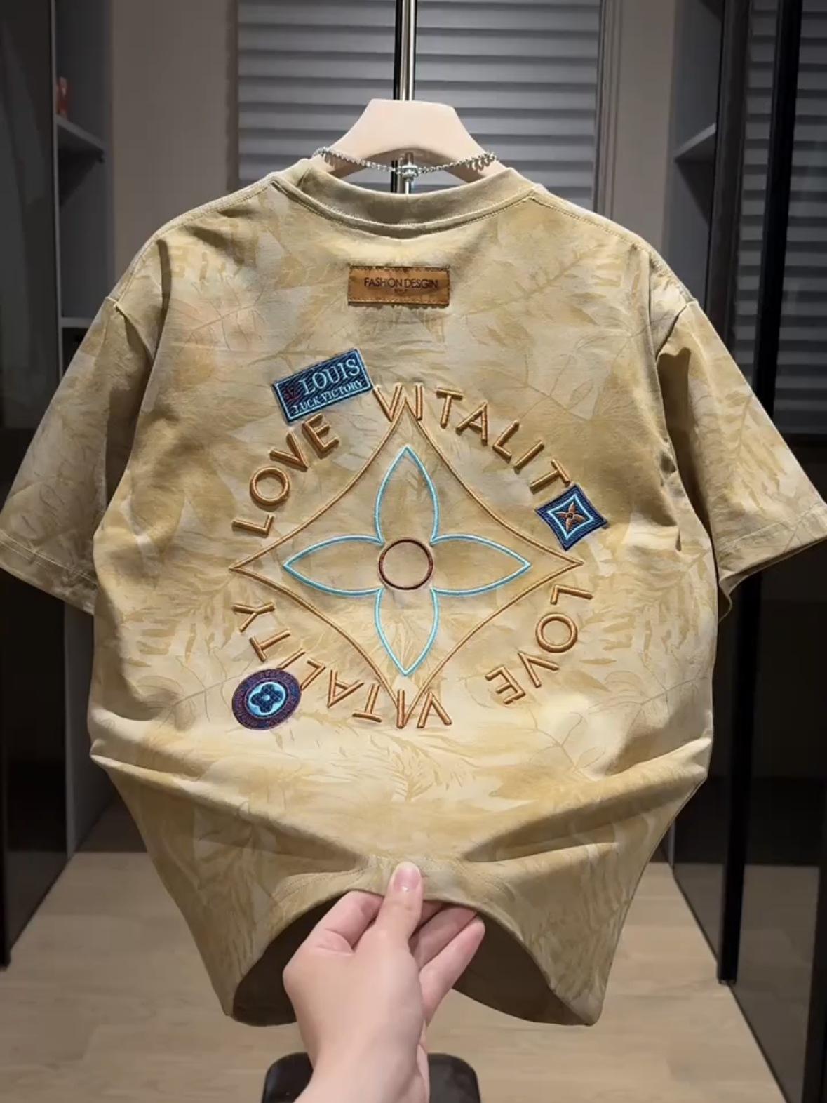 hot Free shipping Men T-Shirts Slim Fit 2026 Summer Old Flower Embroidery Round Neck Half Sleeve Light Luxury