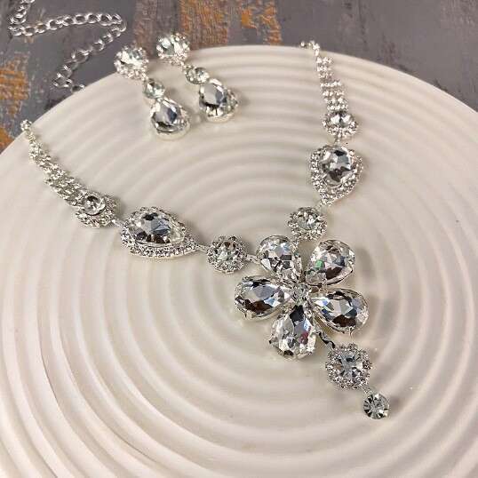Diamond-encrusted Emerald Square Necklace Two-piece Elegant Earrings Niche Versatile Set for Women Light Luxury Style