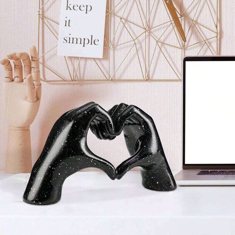 Love Hand Ornament Resin Heart-shaped Both Hands Desktop Office Decoration Arts And Crafts Originality Lovers Gift S260204