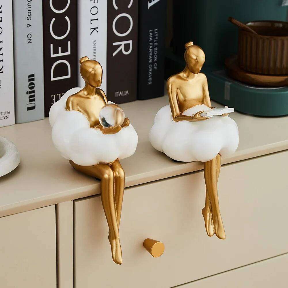 Nordic Design Statues Golden Sculptures and Statuettes Figurines for Interior Kawaii Room Office Accessories Wedding Decor S260204