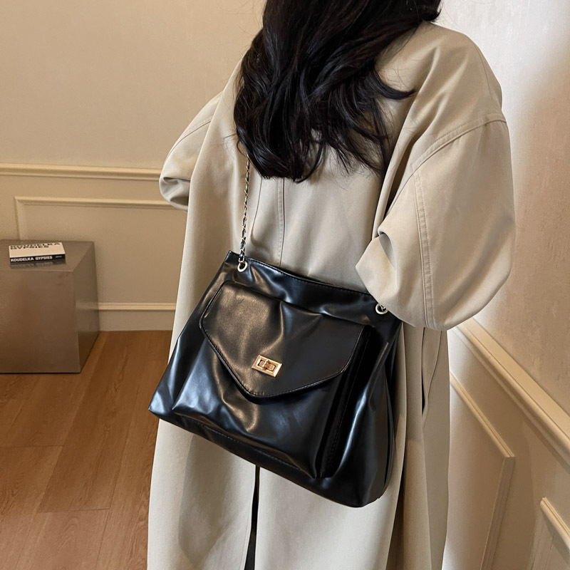 free shipping 2026 luxury Vintage Soft Leather Shoulder Bag Women Large Capacity Flap Lock Chain Strap Casual Tote Handbag