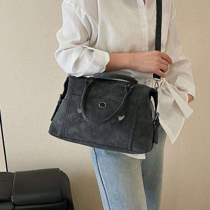 2025 Large Capacity Crossbody for Women Casual Sports Designer Luxurious Handbag Simple Commuting Shoulder Bag Y260204