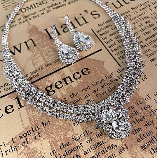 Diamond-encrusted Emerald Square Necklace Two-piece Elegant Earrings Niche Versatile Set for Women Light Luxury Style