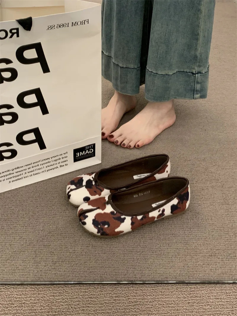 2026 Women Tabi Ninja Shoes Fashion Woman Microfiber Leather Comfy Flats Split Toe Slippers Soft Bottom Loafers Moccasins 260204