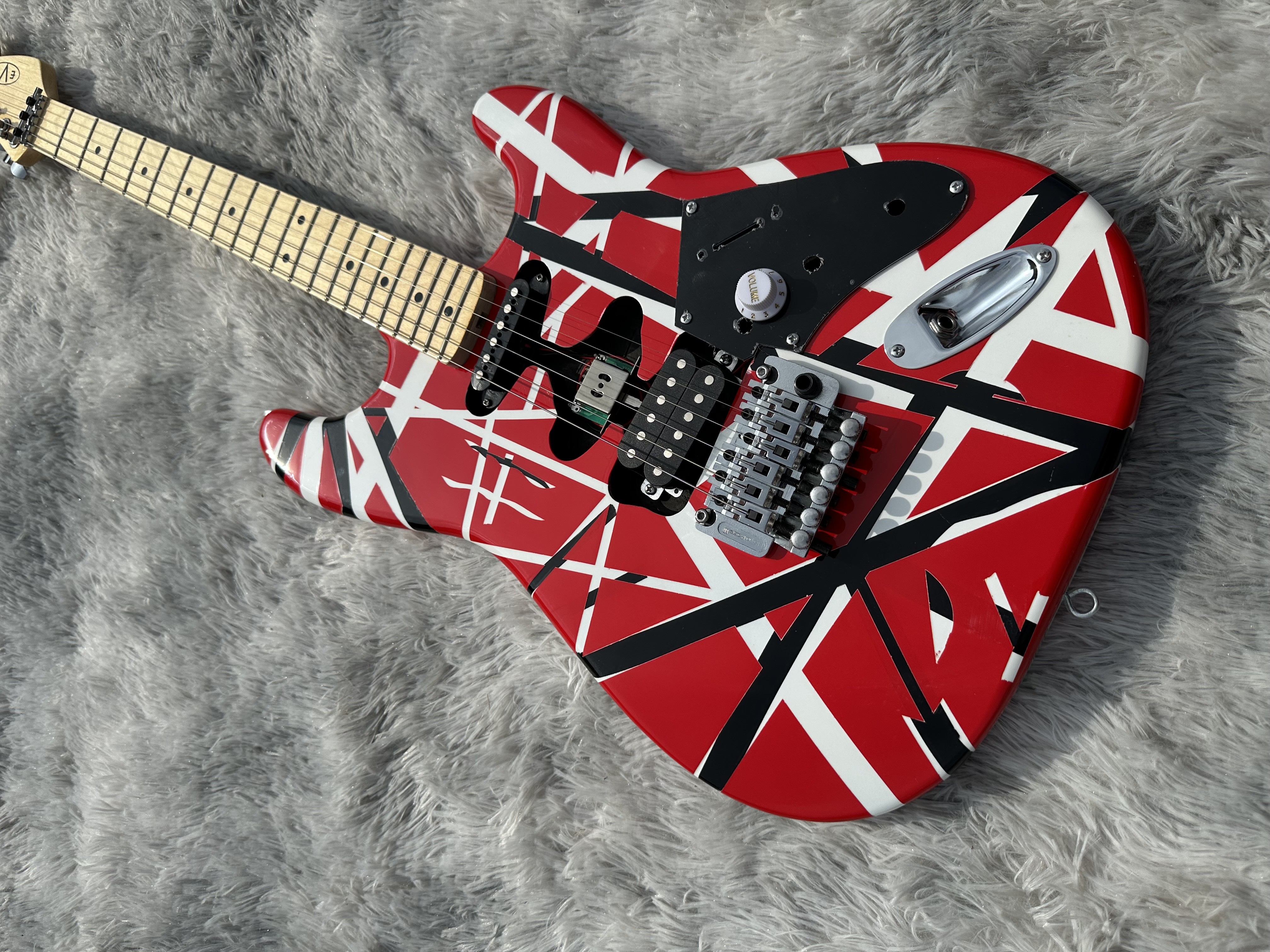Factory direct sales/5150 electric guitar/imported alder body/Canadian maple fingerboard/signature/imported paint/classic red and white stripes/USB charging