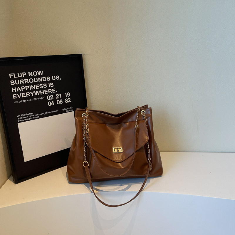 free shipping 2026 luxury Vintage Soft Leather Shoulder Bag Women Large Capacity Flap Lock Chain Strap Casual Tote Handbag