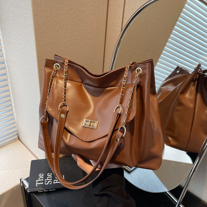 free shipping 2026 luxury Vintage Soft Leather Shoulder Bag Women Large Capacity Flap Lock Chain Strap Casual Tote Handbag