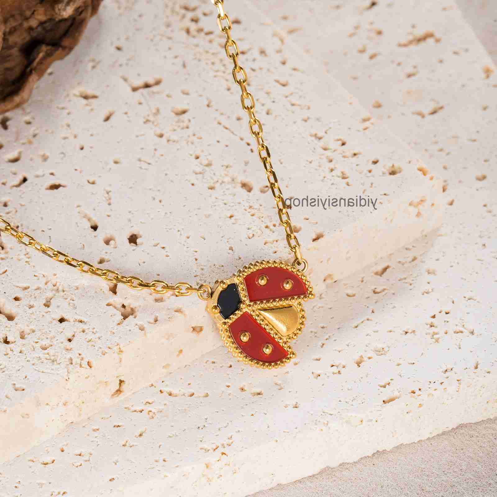 Designer Jewelry vanlly cleef necklace Ladybug Necklace for Women Titanium Steel Enamel Plated Pendant Chain Design Sense Jewelry four-leaf clover necklaces