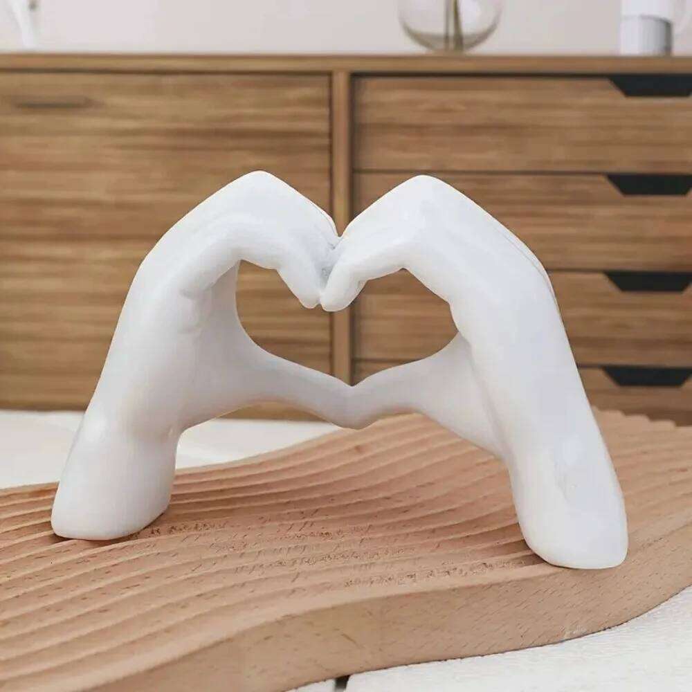 Creative Heart Statue Abstract Hand Love Figurines Living Room Bedroom Modern Home Desktop Wedding Decoration S260204