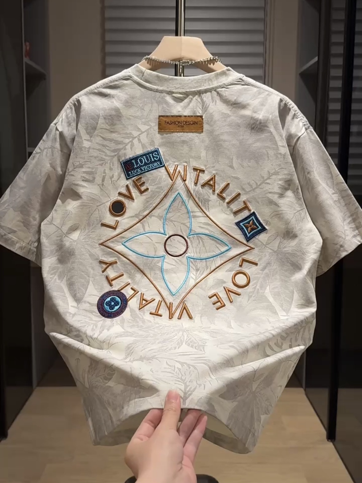 hot Free shipping Men T-Shirts Slim Fit 2026 Summer Old Flower Embroidery Round Neck Half Sleeve Light Luxury