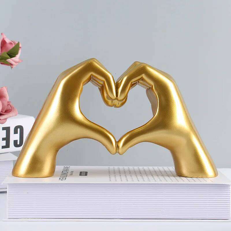 Love Hand Ornament Resin Heart-shaped Both Hands Desktop Office Decoration Arts And Crafts Originality Lovers Gift S260204