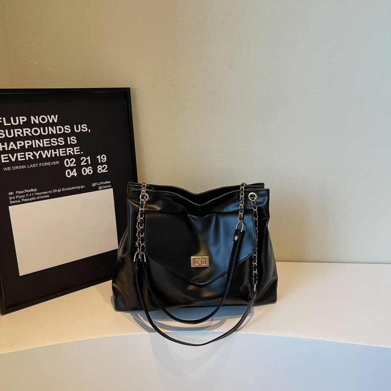 free shipping 2026 luxury Vintage Soft Leather Shoulder Bag Women Large Capacity Flap Lock Chain Strap Casual Tote Handbag