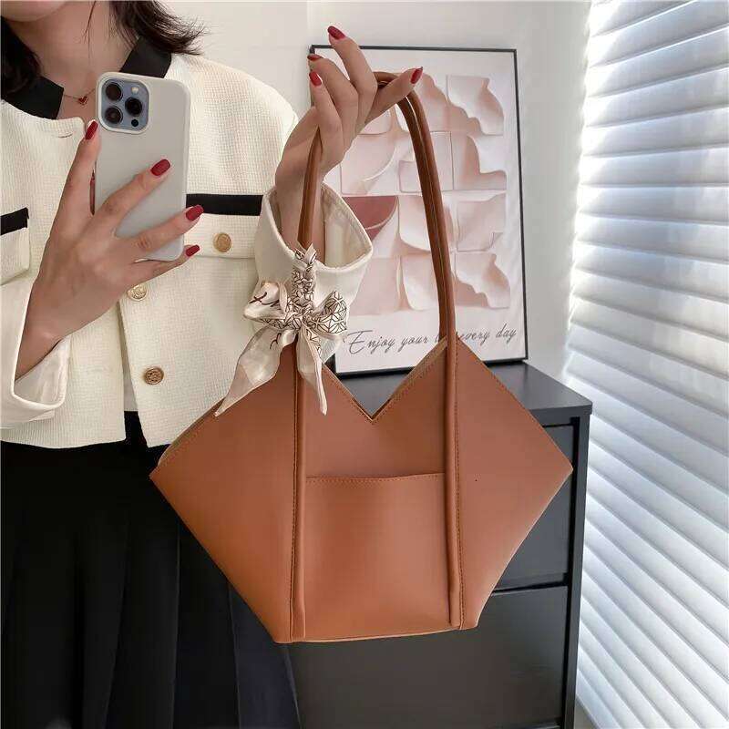 2025 New Fashion Portable Simple Tote Women's Trend Korean Version Solid Color Shoulder Bag Y260204