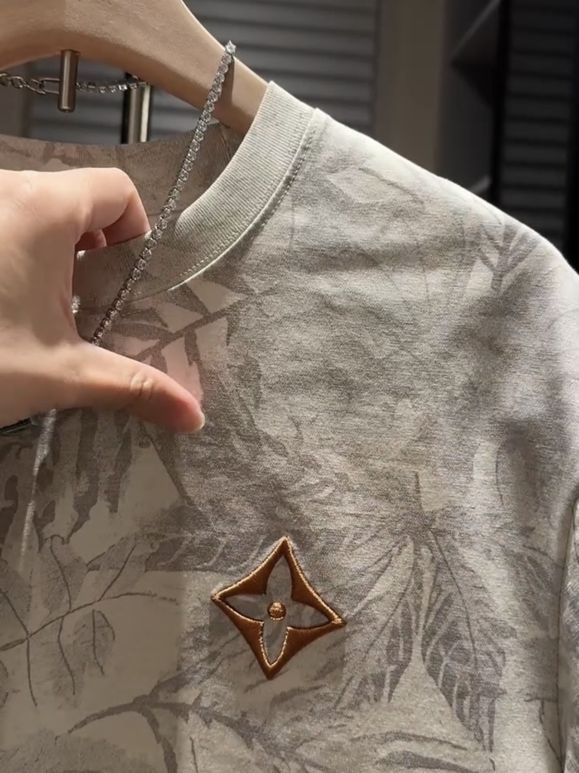 hot Free shipping Men T-Shirts Slim Fit 2026 Summer Old Flower Embroidery Round Neck Half Sleeve Light Luxury