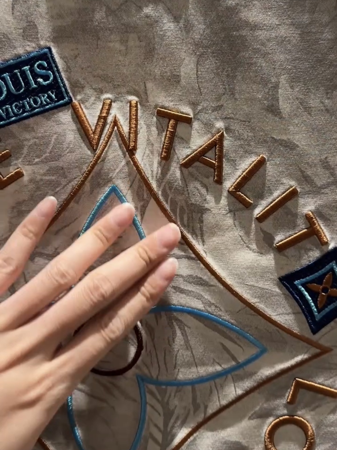 hot Free shipping Men T-Shirts Slim Fit 2026 Summer Old Flower Embroidery Round Neck Half Sleeve Light Luxury