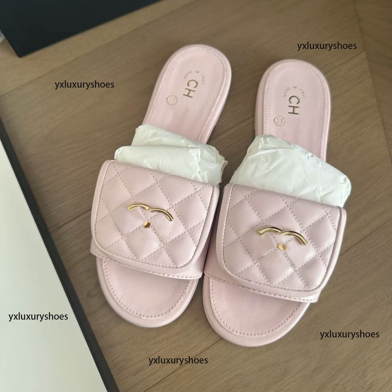 Designer shoes Paris women's beach slip-on anti-slip sandals of high quality luxury and fashionable casual flat sandals with CC book packaging leather women's sandals