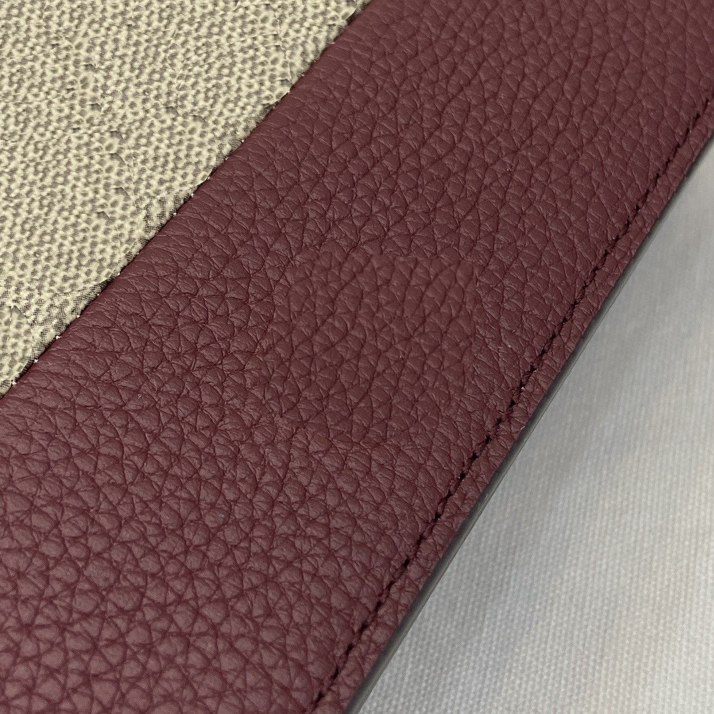 10A Sophisticated Luxury Toilet Accessory Kit Multi-Purpose Fashionable Bags For Your Grooming Essentials Two-way zipper With box with a mirror