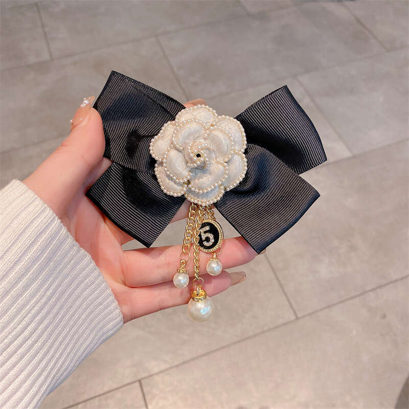 High-End Minimalist European and American Pearl Tassel Design Vintage Bow Brooch for Women