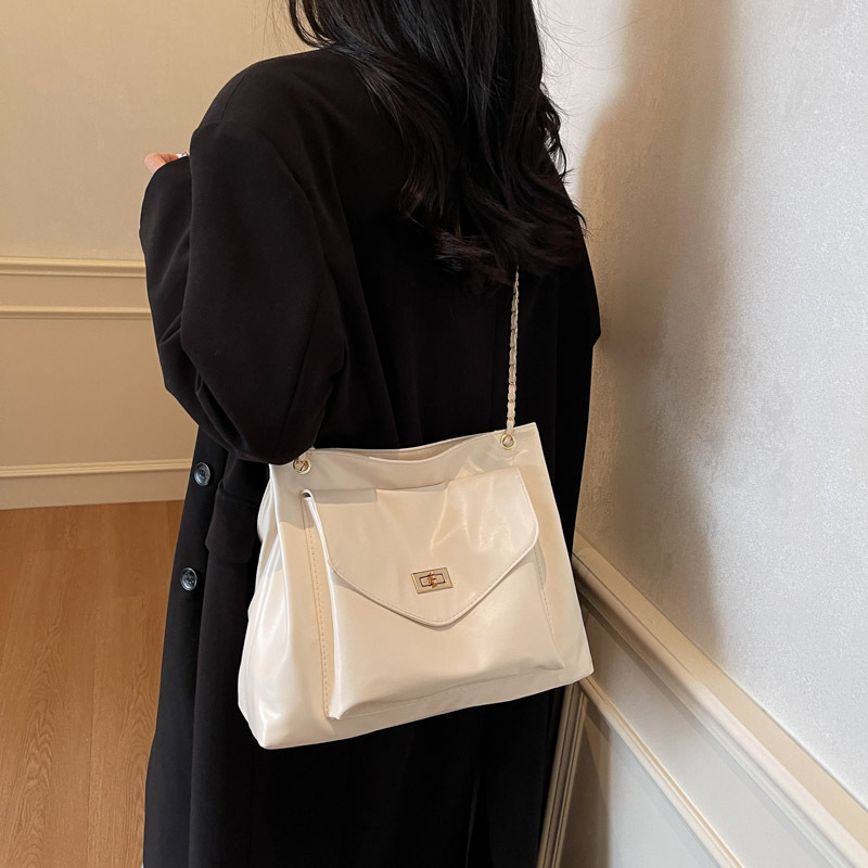 free shipping 2026 luxury Vintage Soft Leather Shoulder Bag Women Large Capacity Flap Lock Chain Strap Casual Tote Handbag