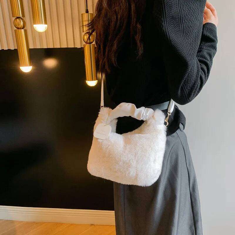 Plush Handbag Women's Fashion One Shoulder Crossbody Autumn and Winter Furry Versatile Tag Bag XJ260129