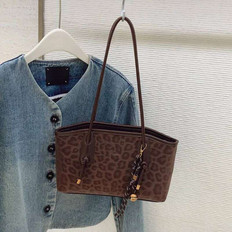 High-End Women's Messenger Bag Crafted From Faux Leather Boasting Paris Casual Vintage Spacious Daily Style Y260205