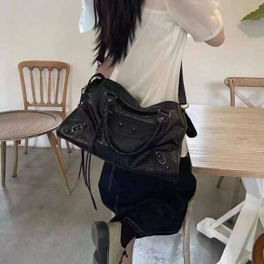 2026 New Sweet and Cool Spice Girl Shoulder Versatile Underarm Rivet Locomotive Leather Large Capacity Tote Bag Y260205