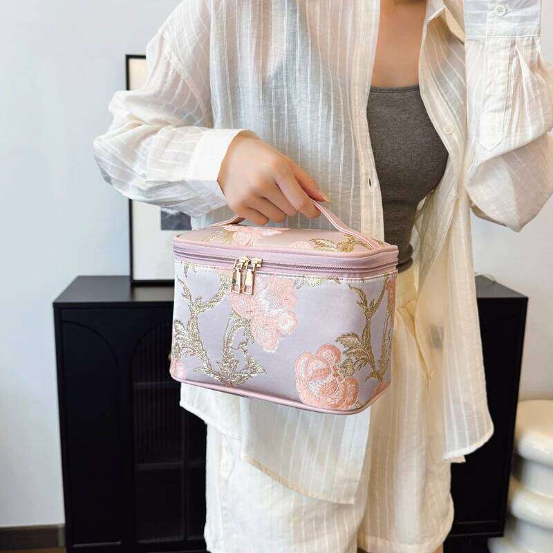 New Chinese Style Embroidered Bag for Women Portable Large Capacity Handbags Nylon Waterproof Travel Makeup Storage Pack Y260206