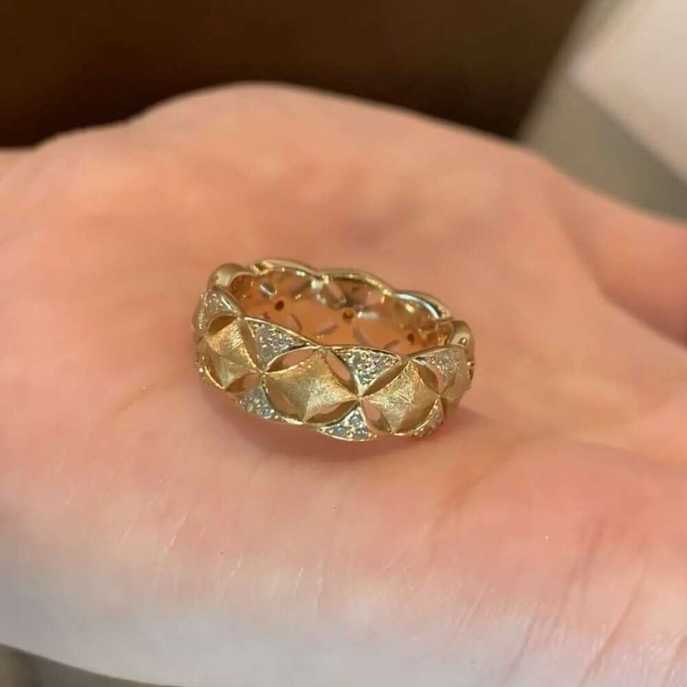 Vintage Italian Brushed Double-Sided Lace Hollow Light Luxury Retro Inlaid Diamond Ring