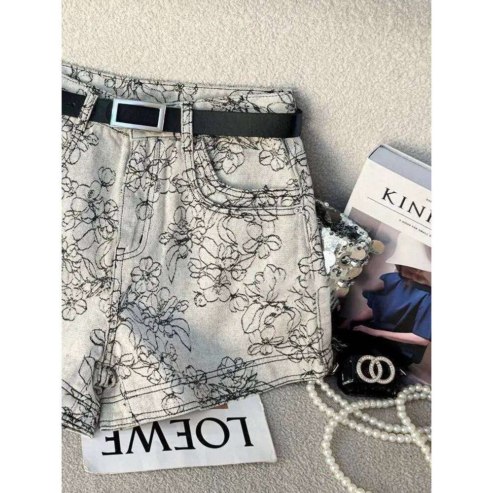 2025 Autumn New High-waisted Denim Women Spice Girls Embroidered Flowers A-word Jean Shorts C260206