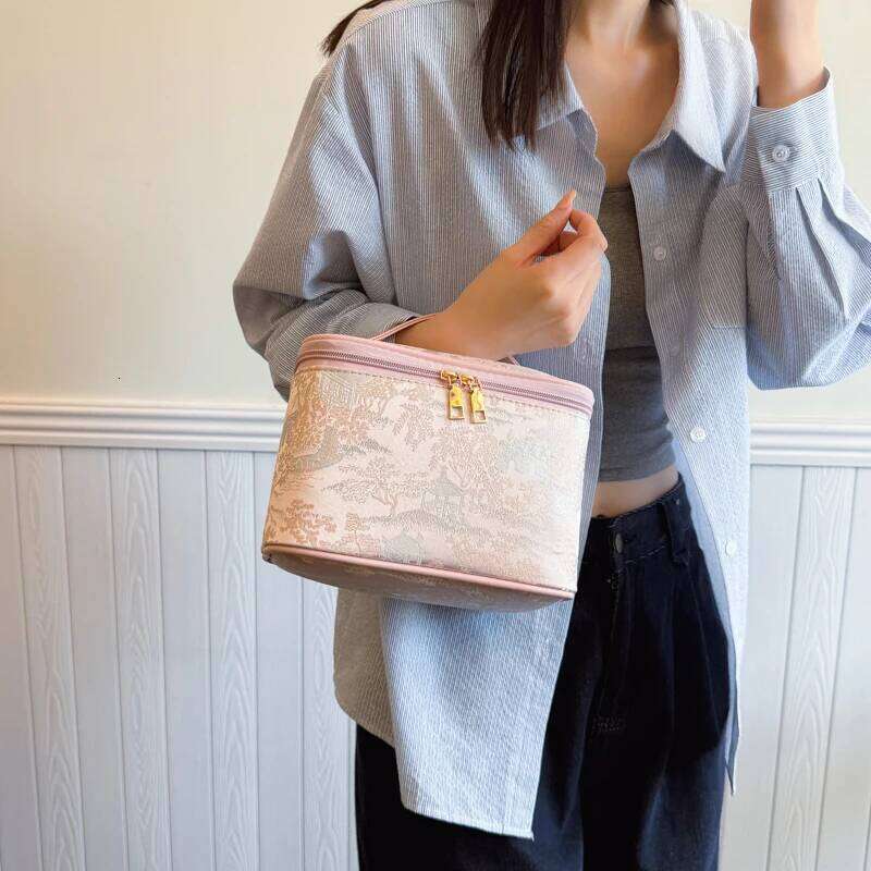 New Chinese Style Embroidered Bag for Women Portable Large Capacity Handbags Nylon Waterproof Travel Makeup Storage Pack Y260206