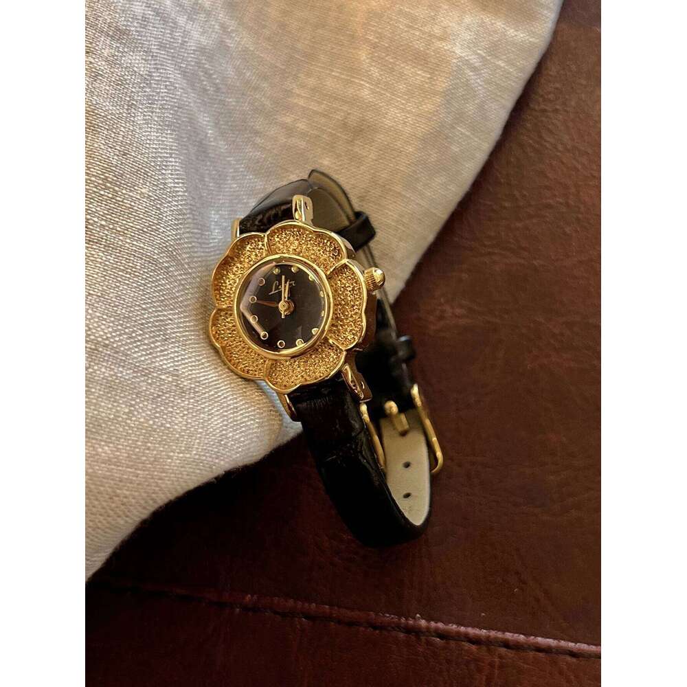 1 Piece of New French Retro Camellia Gold Small Dial Fashionable, Simple, Luxurious, Elegant, Compact Waterproof Women's Quartz Watch, Stainless 