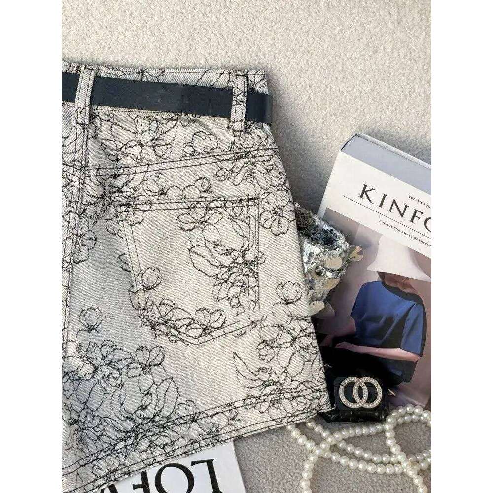 2025 Autumn New High-waisted Denim Women Spice Girls Embroidered Flowers A-word Jean Shorts H260206