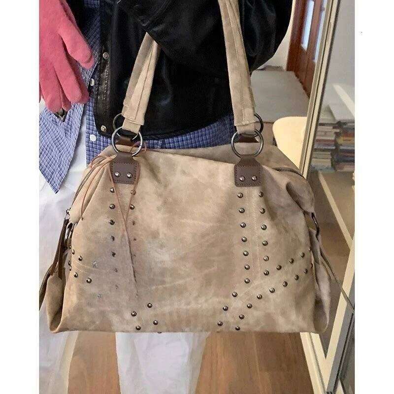 Streetwear Punk Y2k Bags Chic Vintage Commuter Single Shoulder Women 2025 New Rivet Tote Bag Large Capacity Travel Handbag Y260205