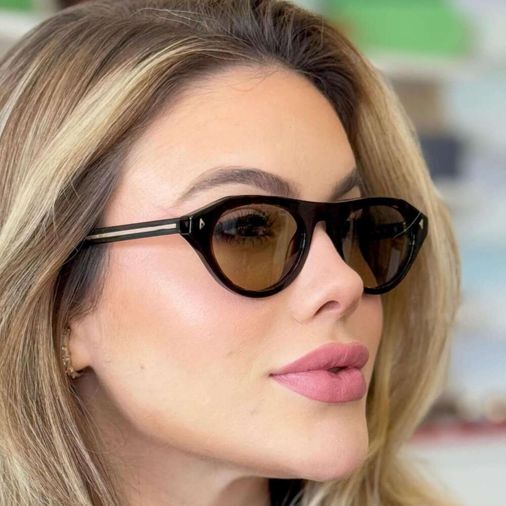 Vintage Cat-Eye Sunglasses for Women Classic Tortoise & Black Frame with Brown Gradient Lens, UV400 Protection & Fashionable Design for Street Style &