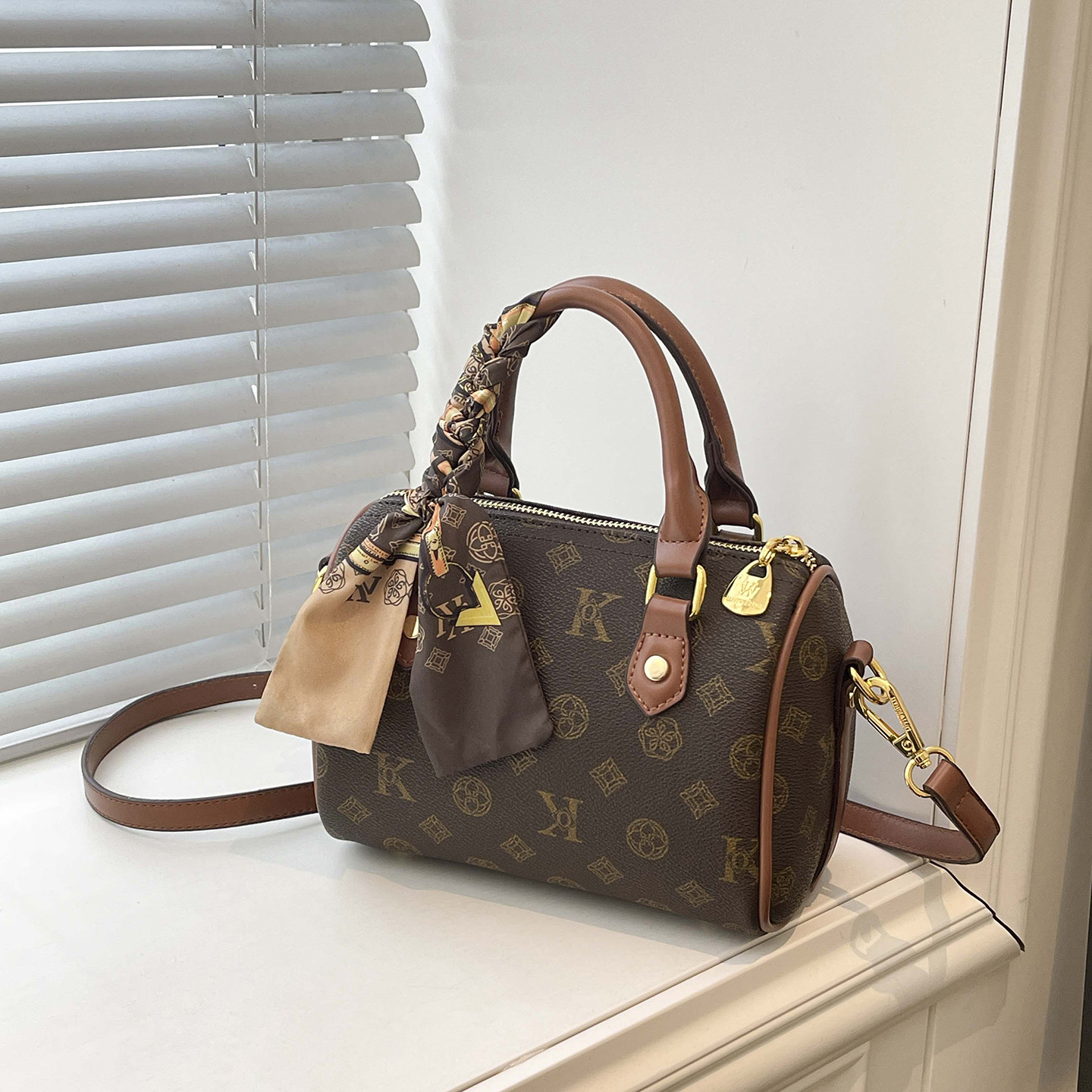 LUYIWEINASI Premium sense portable pillow bag women's 2025 new retro printed women's cylinder bag shoulder bag oblique span bag tide