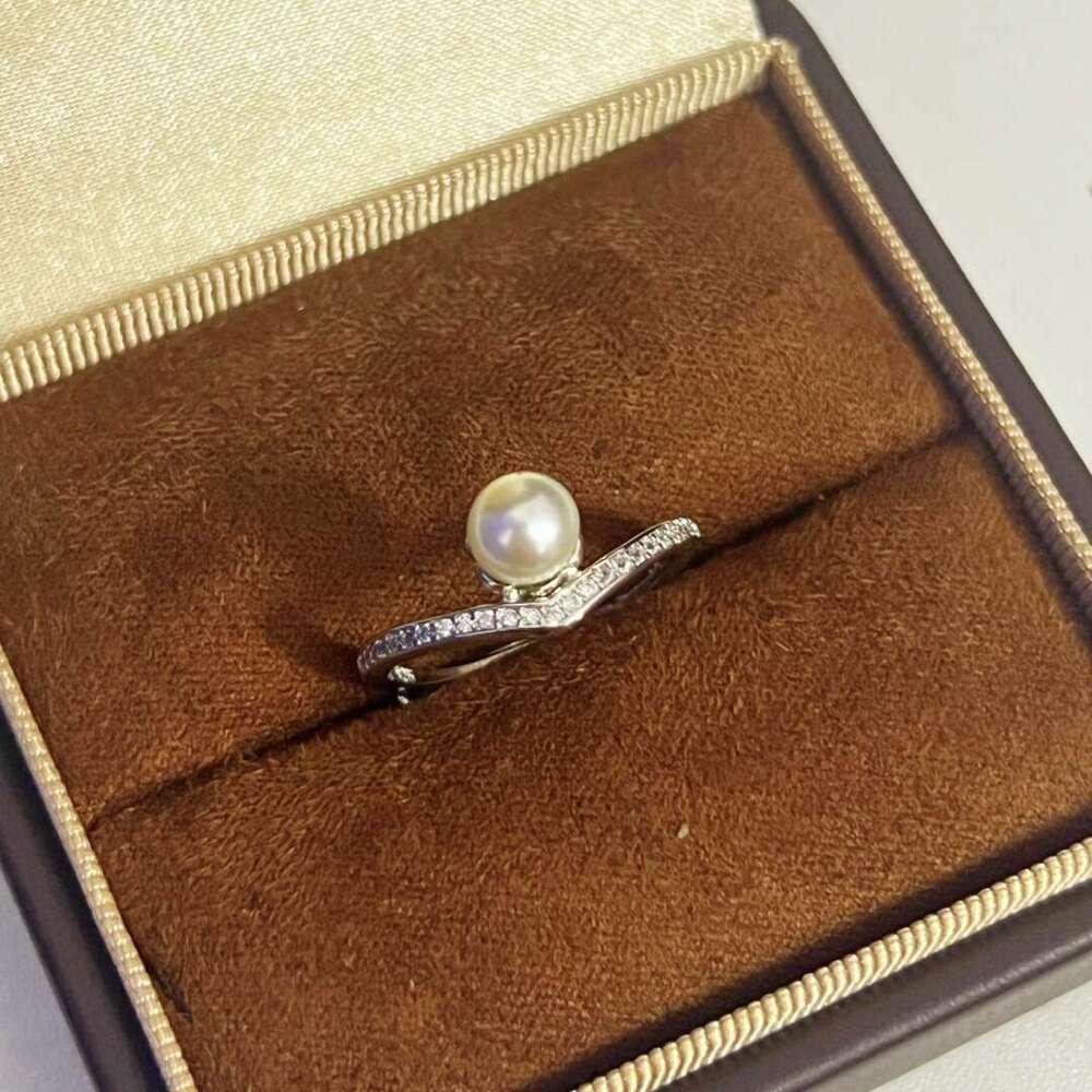 French Paris Style ~ V Diamond Pearl Ring for Women with Zircon Inlay, Light Luxury Niche Design, High-end Feel, Exquisite Adjustable Open Design