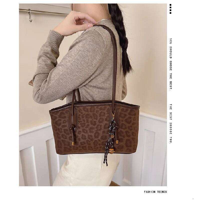 High-End Women's Messenger Bag Crafted From Faux Leather Boasting Paris Casual Vintage Spacious Daily Style Y260205