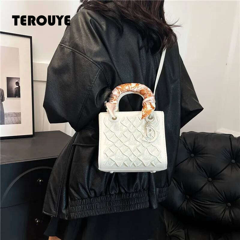 Guofeng Heavy Industry Embroidered Handheld Princess Diana Bag For Women High-End Light Luxury Crossbody Bag New Style TEROUYE