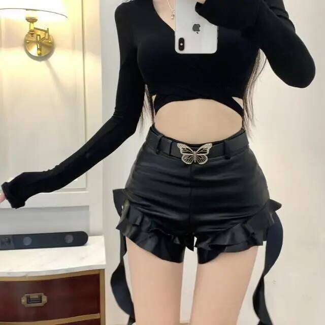 Hot Girl Design Sense Fashionable Overseas Pants 2024 PU Leather Shorts Women for Autumn and Winter Belt Black XJ260206