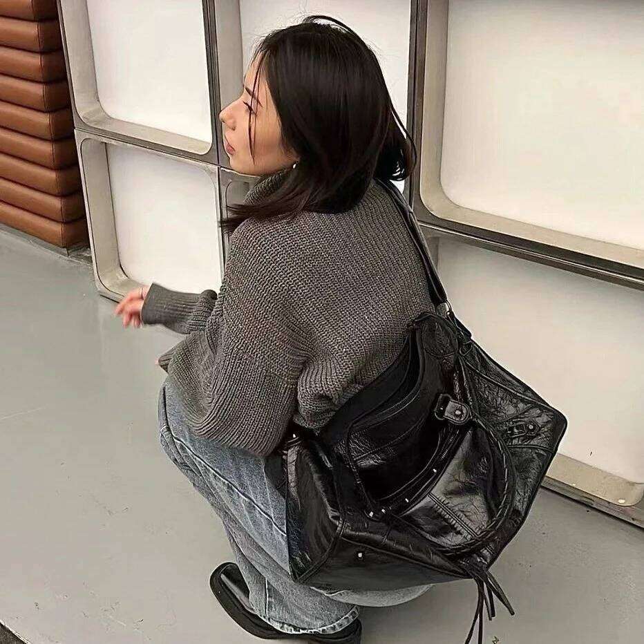 2026 New Sweet and Cool Spice Girl Shoulder Versatile Underarm Rivet Locomotive Leather Large Capacity Tote Bag Y260205