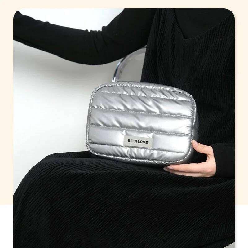 Portable High Capacity Makeup Elegant Down Storage Pouch Handheld Cosmetic Bag Durable Organizer for Travel Y260206