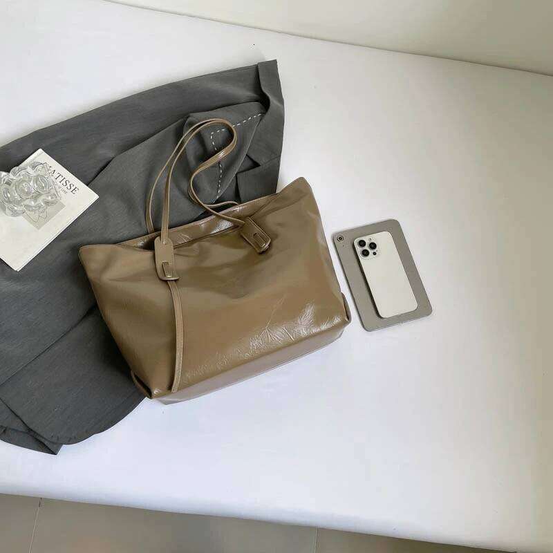 Elegant commuting tote with large capacity. Women's bag for 2025 autumn-winter season. Retro texture, simple and trendy sing Y260205