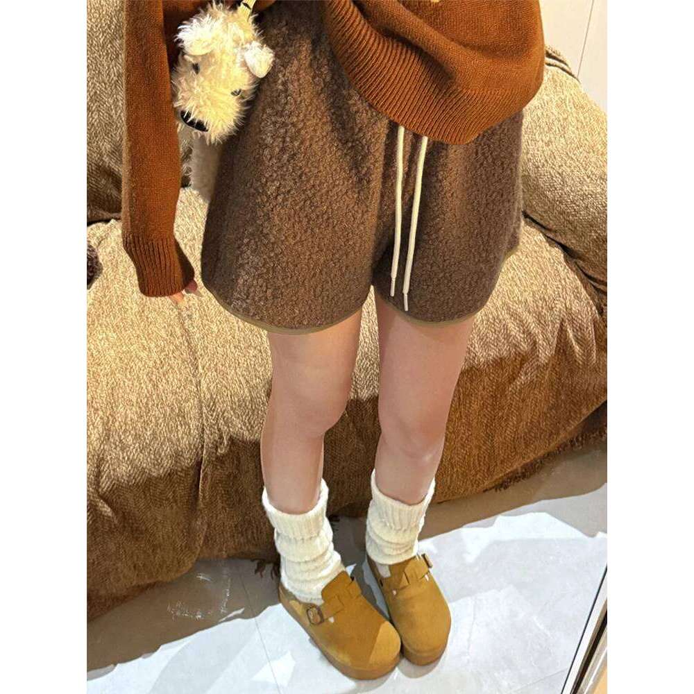 Lamb fleece shorts, women's hot pants, worn over the new autumn winter high-waisted A-line casual boots and pants that make XJ260206