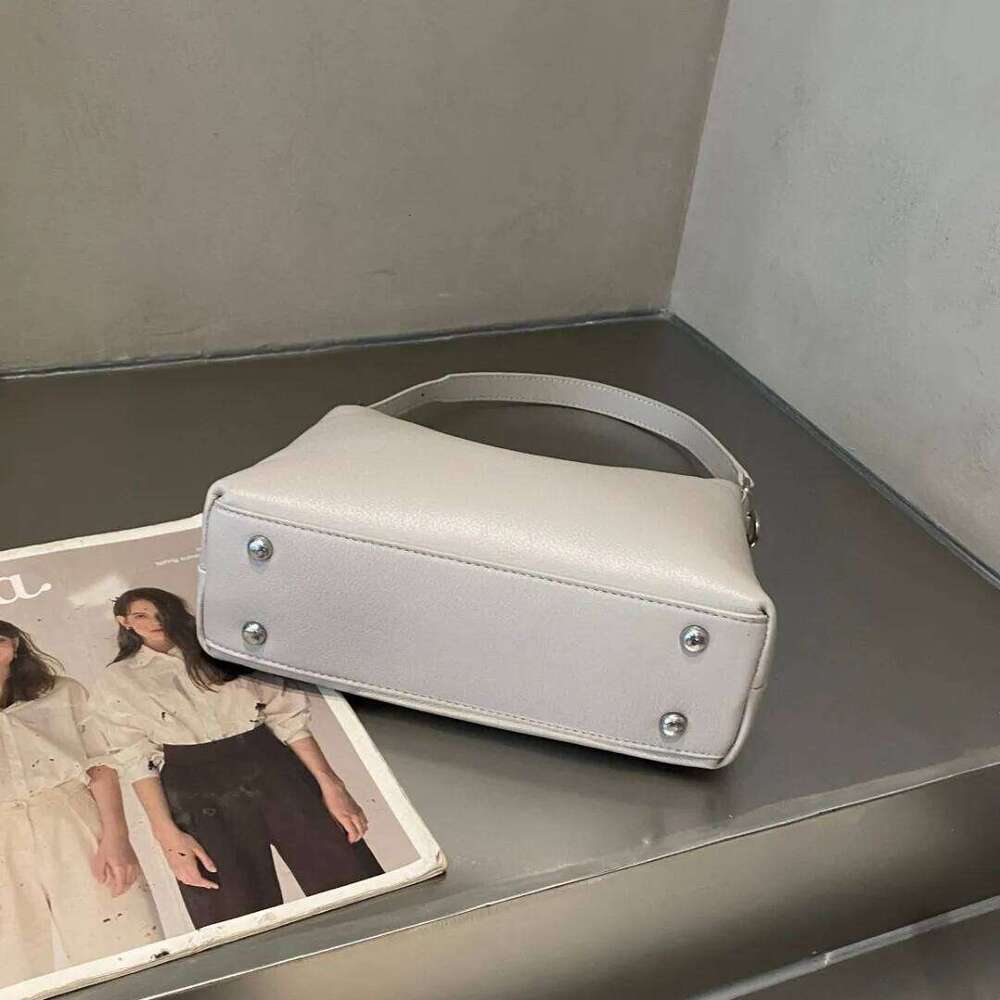 Luxury 2025 New Women's Natural Full-Grain Leather Underarm Crossbody Bag Minimalist Versatile for Commute & Casual Y260205