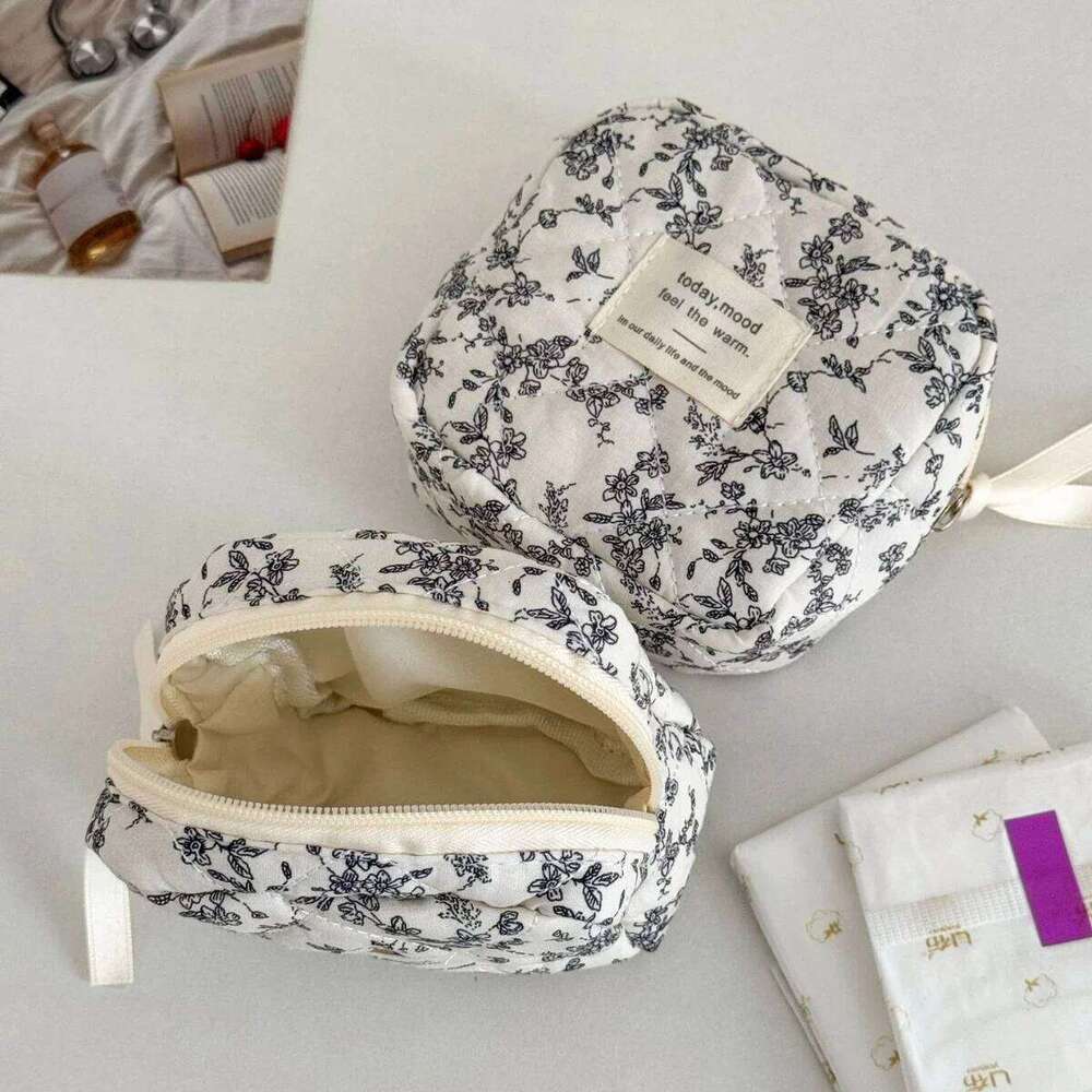 Kawaii Mini Makeup Bag Women Portable Cosmetic Purse for Lipstick Earphone Data Cable Storage Y260206